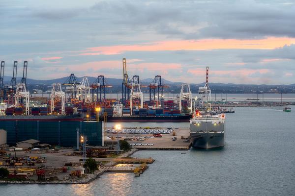 物品花瓶從無錫市采納輪船送貨抵到歐盟