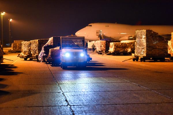 商品蠶絲被從深圳市采納海運配送抵到捷克—