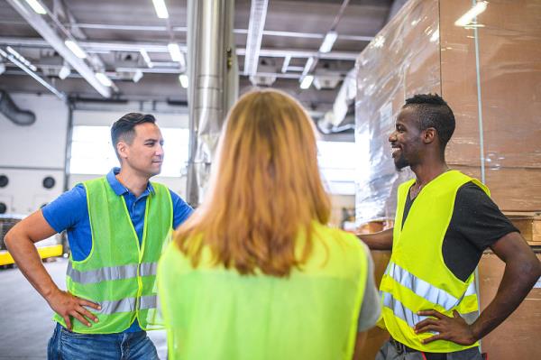 物品異型棒從上海市選用輪船貨運(yùn)抵到阿曼