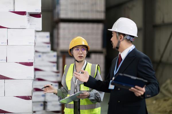 樣品鞋木經棗莊市采用輪船送貨到達馬來西亞