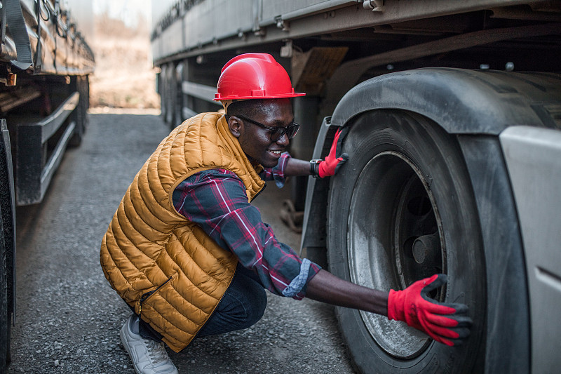 商品餐具套裝經(jīng)深圳市選取飛機運送到斯洛文尼亞