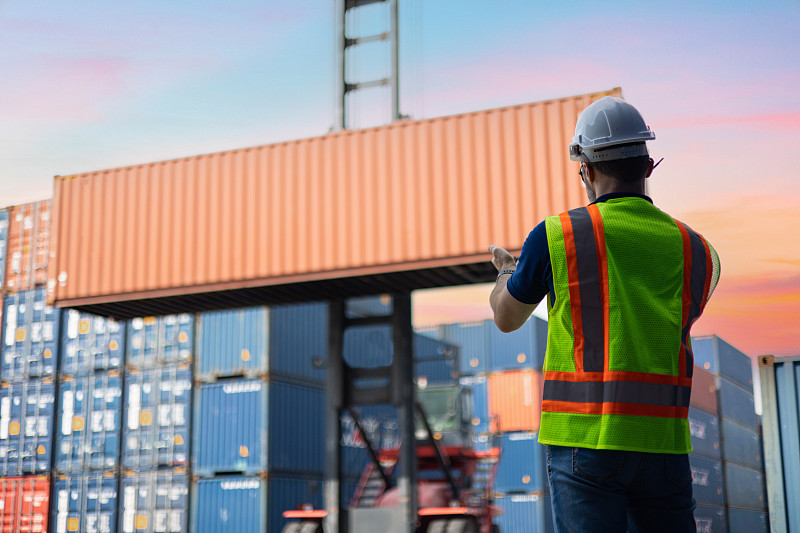 跨境物流費用計算公式：體積重與實際重計費案例深度解析